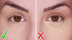 alt="mulher aplicando maquiagem facial com pincel profissional e produtos de beleza premium para pele perfeita"